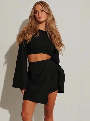 Svart croppad långärmad topp Nakd - Svart långärmad topp, Nakd X Hanna Schönberg, storlek 36, mindre fläck (se på sista bilden)