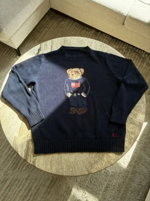 Ralph Lauren tröja - Stickad Ralph lauren tröja med Björn, storlek M. Färg blå. (Unisex)