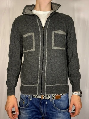 Tröja - Unik zip tröja perfekt till hösten. Modellen 180cm 64kg