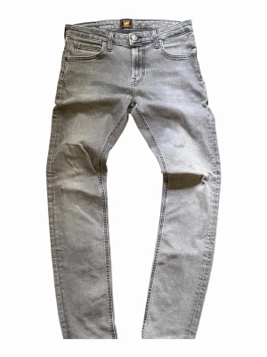 Grå slim fit jeans - Snygga grå slim fit jeans med klassisk femficksmodell och normalhög midja. Jeansen har raka ben och tydliga sömmar. Storleken är 30/32 mens skulle vilja säga att det passar mer 29/32. 