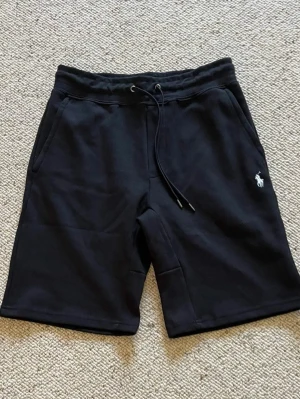 Polo Ralph lauren shorts - Ett par svarta Polo Ralph lauren shorts med vit logga. De är i storlek S och i nytt skick. Pris kan diskuteras och skriv om du har några frågor. 