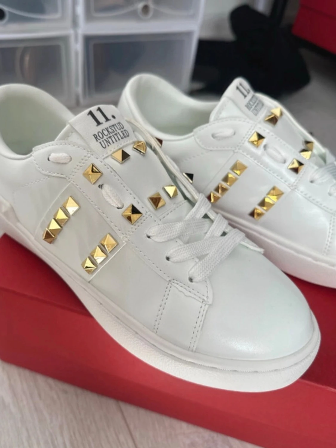 Vita sneakers med gulddetaljer - 2