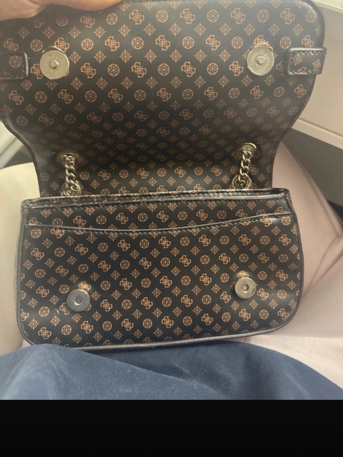 Brun monogramväska från Guess - 4