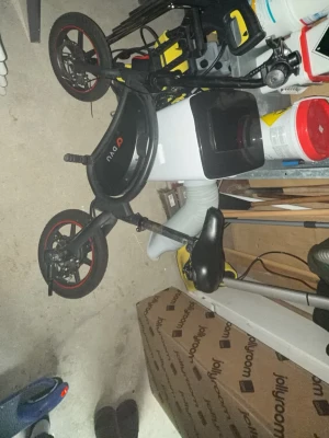 Svart elcykel från DYU - Säljer en kompakt svart elcykel från DYU med röda detaljer på hjulen. Cykeln har en sportig design, sadel med enkel sits och små hjul. Perfekt för dig som vill ha ett smidigt transportmedel i stan.   MÅSTE HÄMTAS!