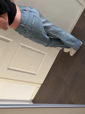 Ljusblå raka jeans med låg midja - Säljer ett par ljusblå jeans med rak passform och låg midja. Jeansen har klassiska fem fickor och inbygt lastin