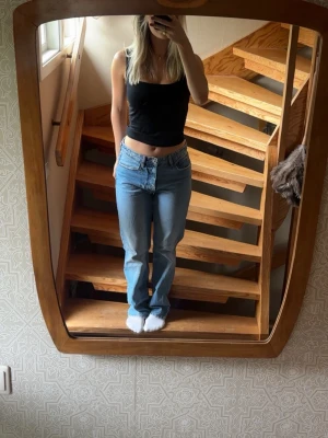 Blå raka jeans med hög midja - Blå midwaist jeans med rak passform. Från Zara i storlek 38, nytt skick🌸
