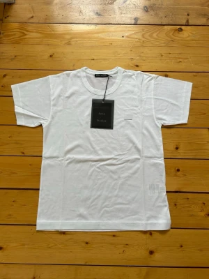Acne studios vit T-shirt  -  Oanvänd, vit acne, studios, t-shirt med prislapp 