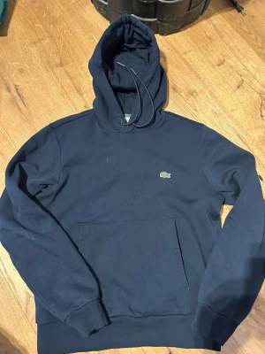 Lacoste hoodie - Lacoste hoodie i storlek M men sitter som S i nästan helt nytt skick. Endast använd 2-3 gånger
