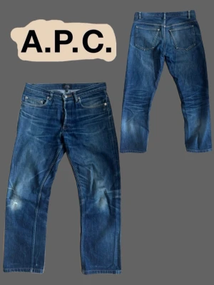 A.P.C selvedge - Hej ! Säljer nu dessa riktigt snygga A.P.C selvedge jeansen🔥💯  _________________________________________________  Jeansen har riktigt snygga fades och kan få ännu mer vid användning. Jeansen är i mycket bra skick 😄🤩  Storlek 29  Tveka inte på att slänga iväg ett prisförslag eller meddelande vid någon fundering🤝