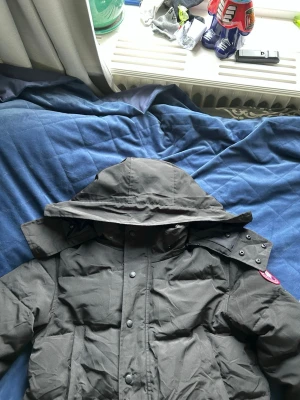 Canada goose wyndham  - En varm vinter jacka med märke från Canada Goose som kommer hålla dig varm hela vintern.  Denna jacka är i storlek M och Det som kommer med när du beställer är jackan och pälsen som kommer till den. Priser kan diskuteras vid snabb affär. Skriv vid fler bilder Obs jackan är inte äkta
