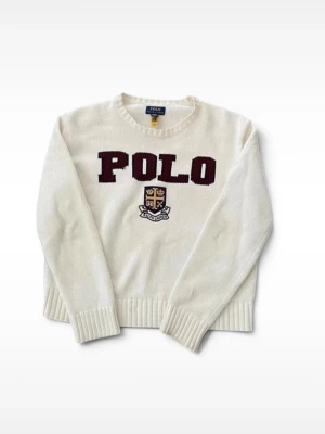 Vit stickad tröja Polo Ralph Lauren - Vit stickad tröja från Polo Ralph Lauren med  POLO-text och broderad sköld på bröstet. Tröjan har rund halsringning, Står 12-14 men sitter mer som en 146-152 barn. Hör av er vid frågor! 