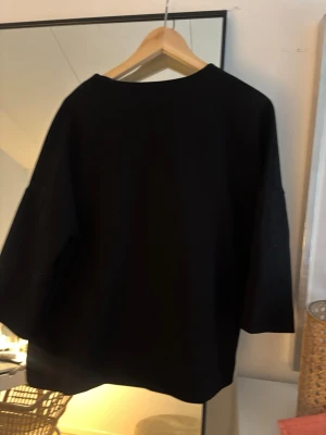 Svart trekvarts tröja  - Fin trekvarts tröja i tjockare material från Carin Wester💕