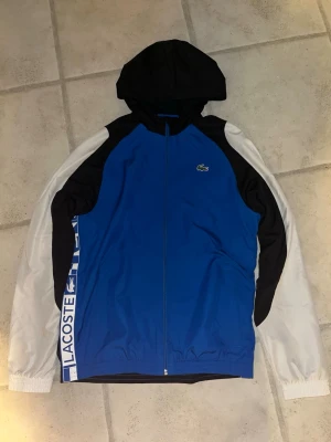 Lacoste jacka - Hej säljer min helt nya Lacoste jacka då den inte passar. Den är helt ny och kommer med tags. Size 50 vilket motsvarar M/L. Köpt för 1800kr säljer för 1200kr men vid snabb affär kan priset diskuteras!