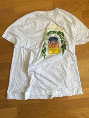 Casablanca t shirt  - Säljer en vit Casablanca t shirt med fint tryck på både ryggen och framsidan.