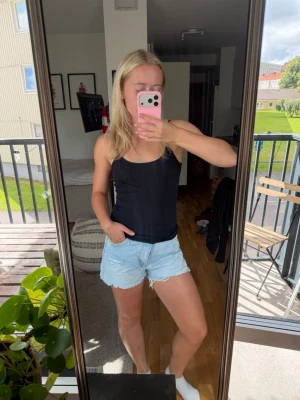 Jeansshorts  - Jeansshorts med cool detalj 