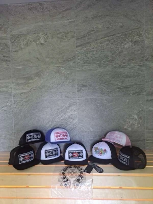 Chrome Hearts kepsar - Säljer ett gäng snygga chrome kepsar i olika färger som svart, vitt, blått och rosa. Kepsarna säljs styck viss, går självklart att köpa flera! Hör av dig vid intresse så löser vi en separat annons endast åt dig. 