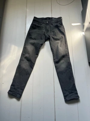 Replay anbass - Gråa replay anbass jeans i väldigt fint skick. Storlek 29/30. Skriv om ni har frågor!