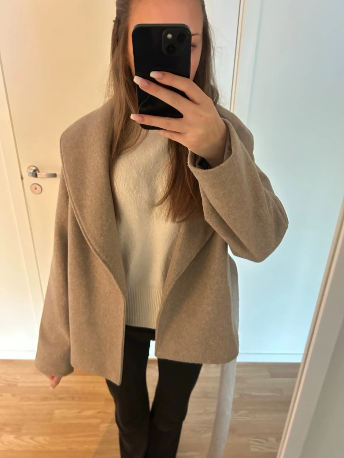 Beige kappa med bred krage - 2