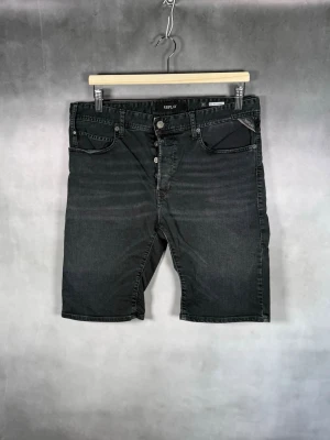 Replay Shorts - Replay Shorts • Storlek: 31 • Skick: 9/10 – fint skick utan skavanker • Inkluderas: Endast Shorts • Nypris: Ca 1000 kr • 