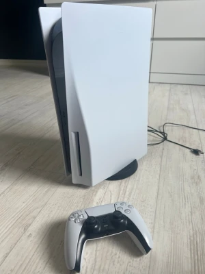Ps5  - Fungerar felfritt för har knappt använt men haft det sen det kom ut. Hittar tyvärr inte kartongen.