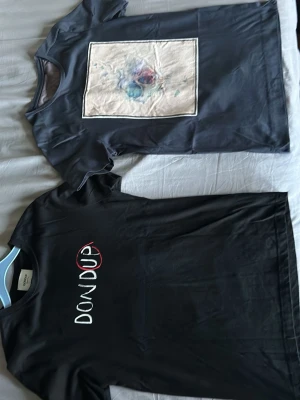 Två svarta t-shirts (DONDUP & LIMITATO) - Båda i bra skick och storlek S. Inhandlade på Bengts i Luleå. 250kr styck eller båda två för 399kr 🙌. Hör av dig vid frågor eller funderingar.