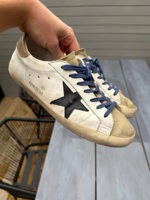 Golden goose - Helt okej skick, därav kan priset diskuteras. Storleken är 42 och passar 42,5