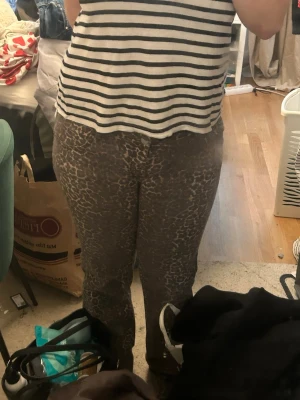 Leopardmönstrade jeans i brunt - Dom är sönder vid låren, kolla sista bilden. Pris går att ändra vid snabbt köp!