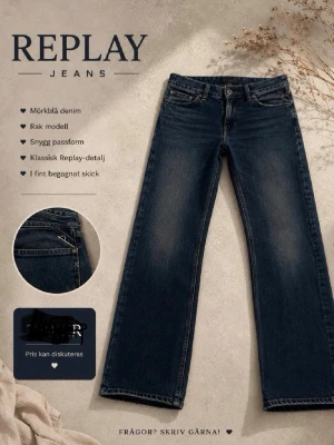 Priset ej hugget i sten - Snygga mörkblå jeans från Replay i rak modell med klassiska Replay-detaljer. Jeansen har en tidlös passform och är tillverkade i slitstark denim. Perfekta för dig som gillar en enkel men stilren look.