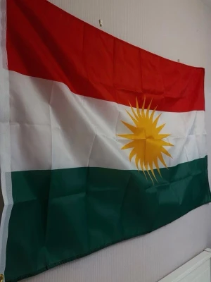 Två kurdiska flaggor i tyg - Säljer två kurdiska flaggor i tyg med tydliga färger: rött, vitt och grönt samt en gul sol i mitten. Ena flaggan har liggande ränder och den andra stående. Perfekt för dekoration eller att hänga på väggen. Vi kan diskutera priset!