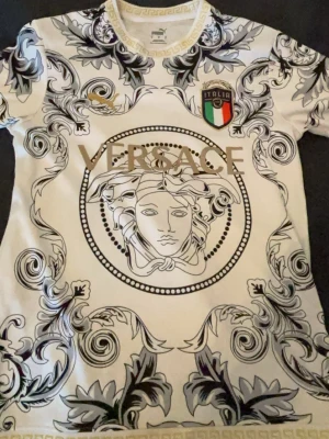 Vit Italiensk fotbollströja  - Vit fotbolls tröja som representerar Italien