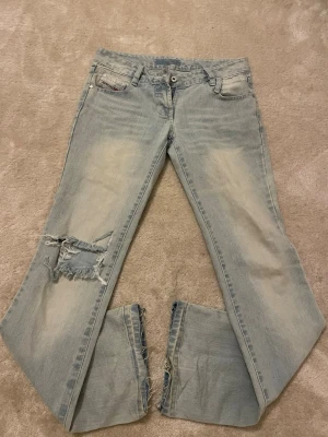Diesel bootcut jeans - Säljer då de inte passar i midjan, är 170 lång och de går till hällarna❤️, andvända 1 gång fläckarna på baksidan är för har sutit med dom ute går bort i tvätten