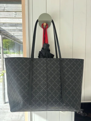 By malene birger  - INTRESSKOLL på min malene birger väska. Nypris ungefär 3000kr. Skriv om du är intresserad så kan pris diskuteras. Den har lite fläckar inuti och bandet har gått sönder lite. 