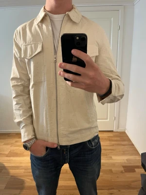 These Glory Days beige Overshirt  - Säljer denna sjukt snygga Overshirten från These Glory Days⭐️ Färgen är beige och storleken är S✅ Den har inga defekter och skicket är utomordentligt🙌🤝 Sjukt najs passform och passar perfekt till hösten☀️🙌 Tveka inte på att höra av er dig vid minsta fråga eller fundering😊