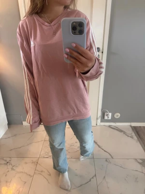 Rosa Adidas tröja - Rosa Adidas tröja/sweatshirt. Säljer då den är för stor och ej kommer till användning. Den är rätt lång på mig som är runt 160. 