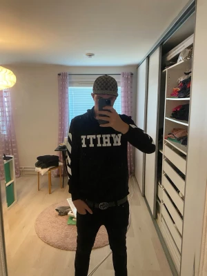 svart off-white hoodie - svart off white hoodie med vita ränder och text, väldigt snygg, passar till allt