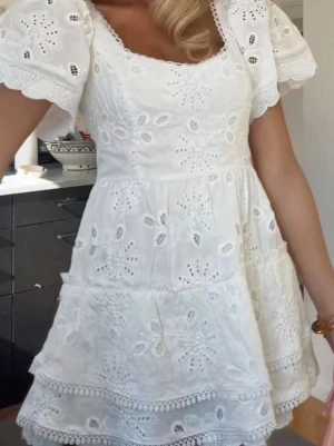 Vit klänning från meet me there med lappen kvar!💞💞 - Jättefin och trendig klänning från meet me there. Helt oanvänd med lappen kvar💞 Endast testad.