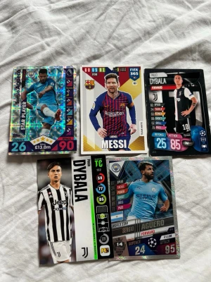 Fotbollssamlarspelkort Messi, Dybala och Aguero från Argentina  - Samling med fem fotbollssamlarspelkort med spelare som Lionel Messi, Paulo Dybala och Sergio Agüero. Korten har färgstarka designer, klubb- och spelarinformation samt olika stats. Perfekt för dig som gillar fotboll och samlarkort.