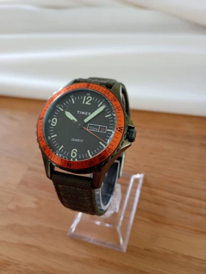 Timex Archive Navi 38mm Herrklocka - Säljer en modern militär-herrklocka från brittiska Timex i gott skick enligt bilder. Enstaka ytliga repor som ej stör. Fungerar bra, originalarmband i slittåligt tyg, dag och datumvisare, mineralglas, japanskt urverk, vattentät, roterande dykarring osv. Fås med fungerande batteri.  Nypris: 1750 SEK Mitt pris: 689 SEK  Skriv vid frågor och se gärna mina andra annonser! Skapar gärna deals och paketpriser för just dina behov!   Skickas snabbt och spårbart med alla möjliga fraktsätt.