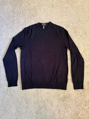 H&M Slim Fit Stickad Tröja  - Stilren stickad tröja från H&M Slim Fit i mycket fint skick. Enkel att matcha och passar till både jeans och chinos.  📦 Skickas snabbt!