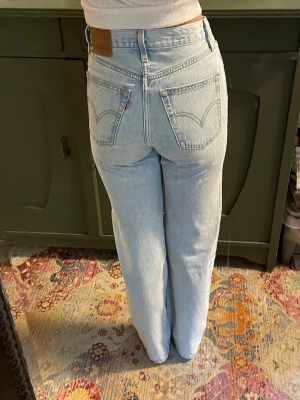 Ljusblå Levis jeans  - Säljer ett par ljusblå Levis jeans med rak passform och hög midja. Storlek w25 l31, som en xs eller 34. Använda Max två gånger så väldigt bra skick.
