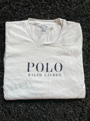 Vit långärmad topp från Polo Ralph Lauren - Snygg vit långärmad topp från Polo Ralph Lauren med stor logga framtill och liten broderad logga nertill. Tillverkad i mjuk bomull och har en klassisk rund halsringning. Perfekt för en clean och stilren look.  Kom med frågor Pris kan diskuteras 
