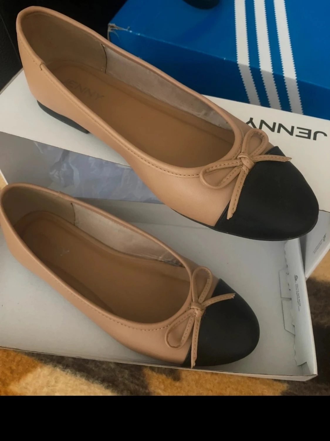 Beige ballerinaskor med svart tå