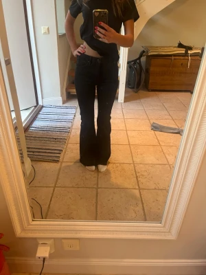 Svarta jeans  - Svarta crocker jeans med hög midja och utsvängda ben i bra skick 