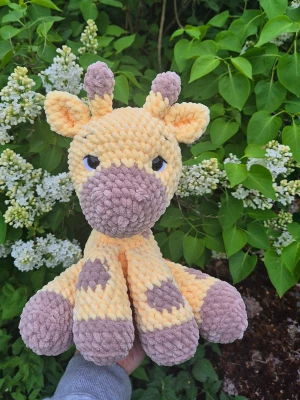 Virkad Giraff - Supersöt handvirkad giraff i mjukt chenillegarn🦒  ⚠️Ej lämplig för barn under 3 år på grund av säkerhetsögon⚠️.                     Mönster: knotsandsnuggles