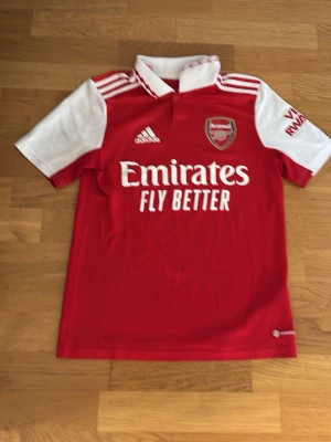 Arsenal matchtröja röd/vit Adidas - Snygg Arsenal matchtröja 20/21 säsongen andvänd några gånger så är i jätte fint skick. Köpt på unisports så den är äkta