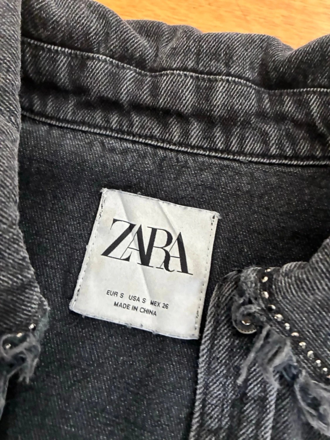 Svart jeansjacka med fransar från Zara - 1