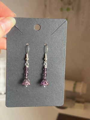 Handgjorda örhängen i Amethyst - Handgjorda Örhängen i Amethyst.                        lila pärlor i blomdesign i amethyst                                   material i rostfritt stål