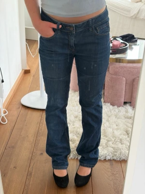 Mörkblå baggy jeans med låg midja - Snygga mörkblå jeans med raka ben och låg midja. Jeansen är i bra skick.