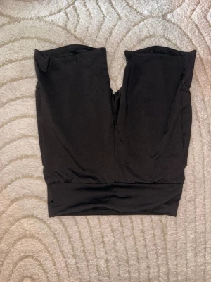 Svarta högmidjade cykelshorts - Svarta cykelshorts med bred resår i midjan för extra komfort. De är stretchiga och har en tight passform som sitter snyggt på kroppen. Perfekta för en sportig look eller när du vill ha något bekvämt och stilrent. Även fickor på sidorna. 