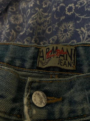 raka jeans från Armani Jeans - Säljer ett par klassiska blå jeans från Armani Jeans med rak passform med metalloga. S/M